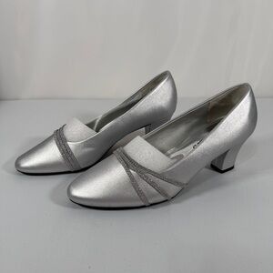 Easy Street Shimmering Silver Heels, size 11 WW, NWOT